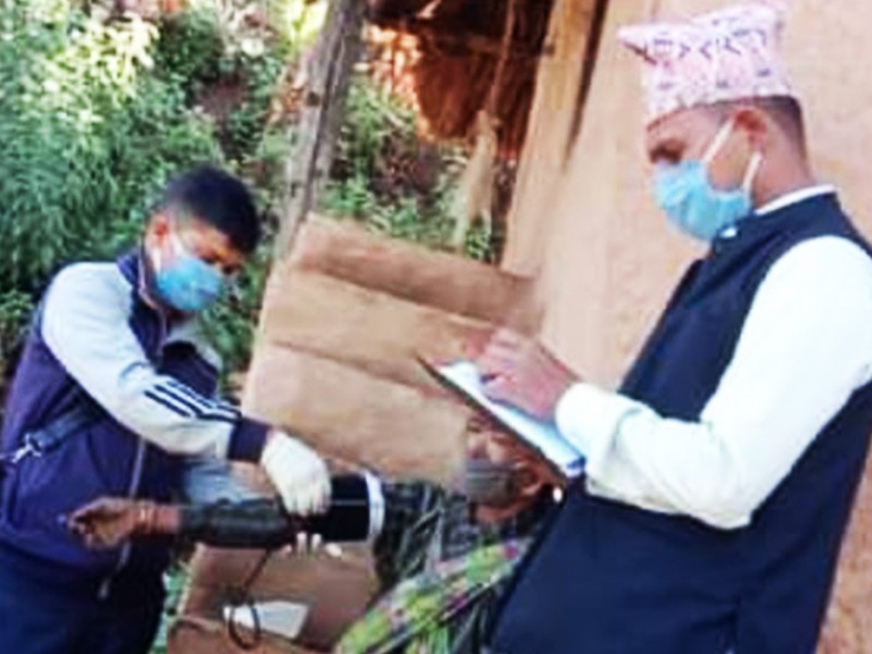 घरघरै स्वास्थ्य चेकजाँच र औषधी वितरण गरिँदै